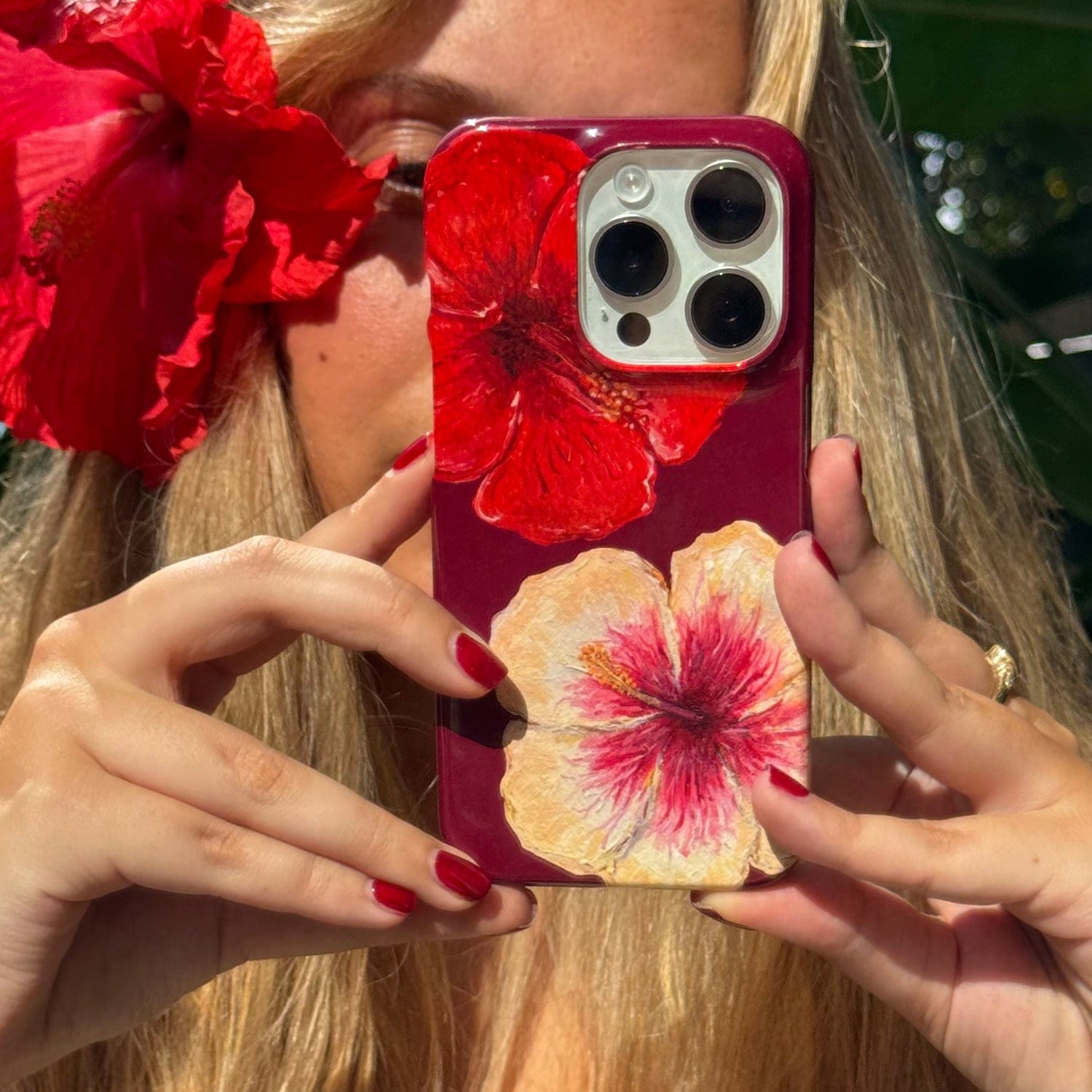 Phone case inspired by tropical hibiscus flowers, blending vibrant colors and chic style